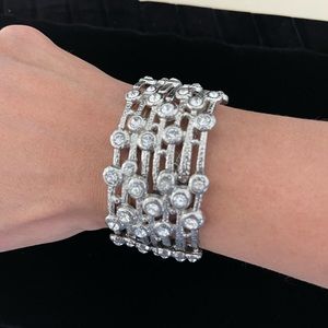 Beautiful elastic bracelet with clear stone